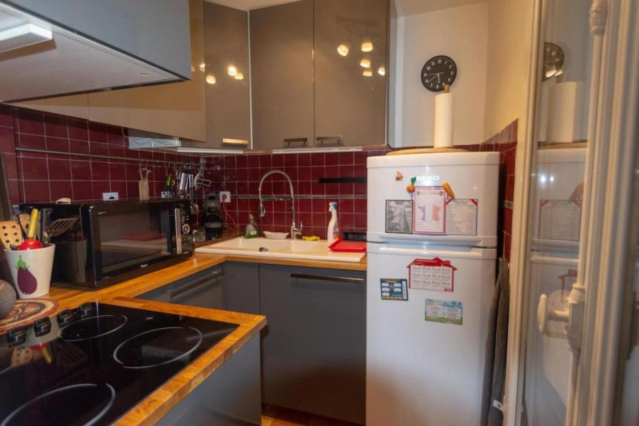 Very French Two Bedroom In The Heart Of Paris Exteriör bild