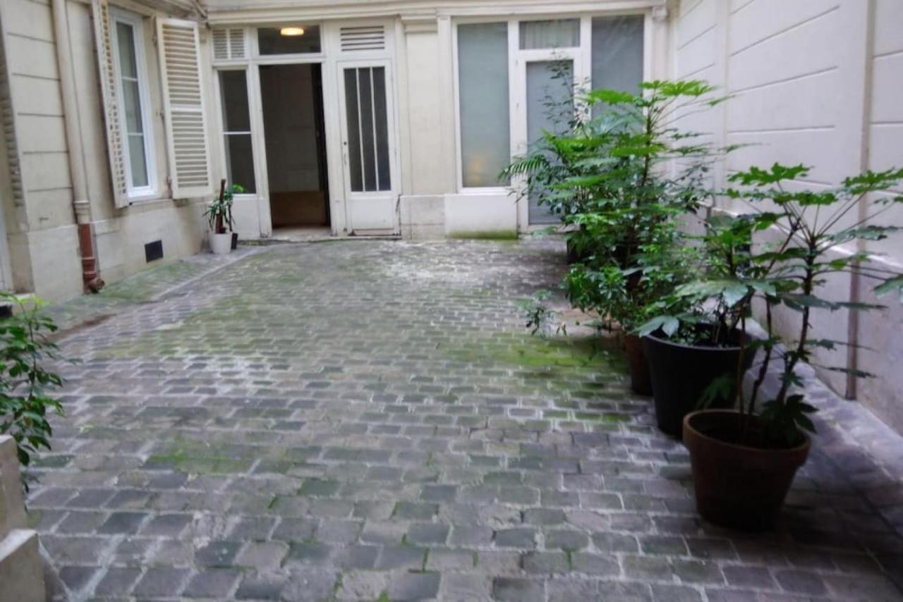 Very French Two Bedroom In The Heart Of Paris Exteriör bild